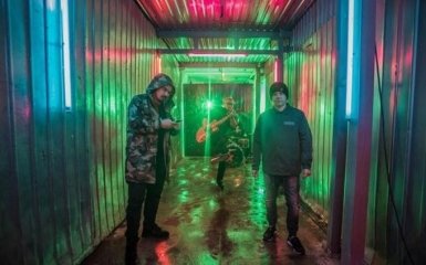 ТНМК в новом клипе высмеял охотников за "лайками": появилось видео