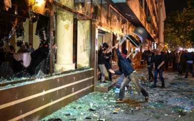 В ходе стычек в парламенте Македонии пострадали 77 человек, депутатов вызволял спецназ