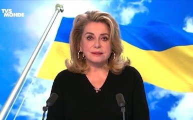 Катрін Денев та Ален Делон зачитали українські вірші на французькому ТБ — відео