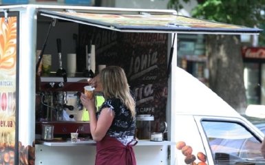 В Киеве сожгли эвакуатор, которым боролись с автокофейнями: появились фото