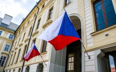 Чехия высылает 18 российских дипломатов из-за взрывов на складах оружия