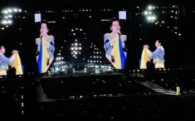 Певец Гарри Стайлз поднял флаг Украины на концерте в Варшаве — видео