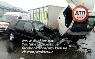 Пьяные пешеходы стали причиной серьезной аварии в Киеве: появились фото