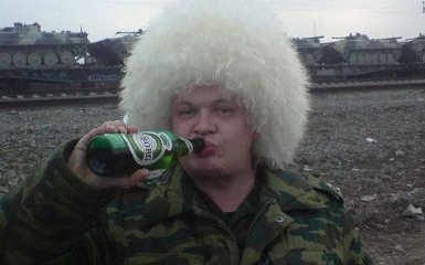 Российский военный на Донбассе засветился из-за любви выпить: появились фото