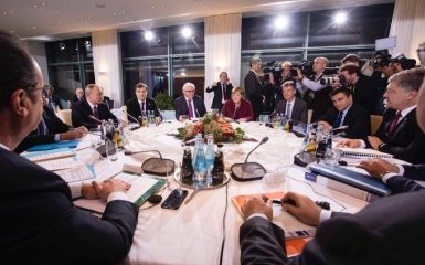 Порошенко и Путин встретились за одним столом: появились первые фото и видео нормандских переговоров