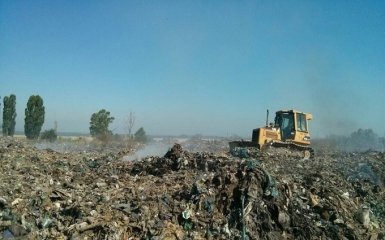 Величезне сміттєзвалище горить під Києвом: з'явилися фото