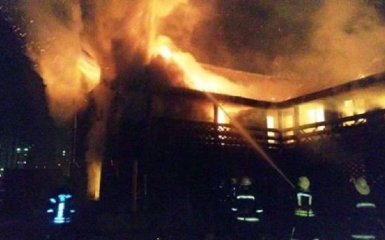 В Киеве вспыхнул отельный комплекс: появились фото и видео