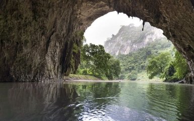 Несколько туристов месяц самоизолировались в пещере в Индии - среди них есть украинец