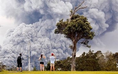 Ситуация на Гавайях ухудшается: вулкан выпустил столб пепла на 9 км и непрерывно извергается