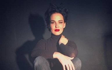 Соблазнительная Астафьева заинтриговала фото в ночнушке