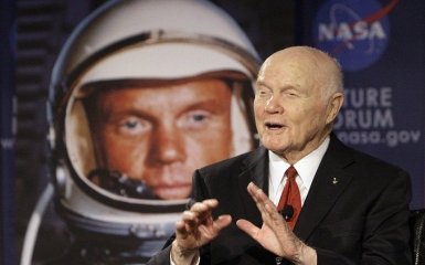 У США помер астронавт, який першим облетів Землю