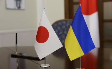 Прапори Японії та України