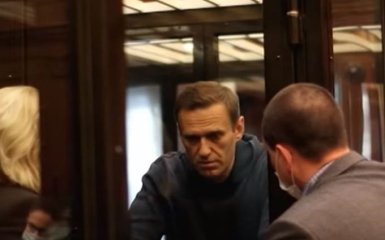 Олексія Навального на 3,5 роки відправили до в'язниці