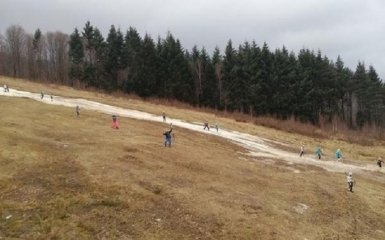 Чиновники заставили лыжников соревноваться в бесснежном болоте: опубликованы фото
