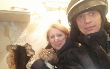 Днепропетровские спасатели освободили кота из ловушки: опубликованы эмоциональные фото