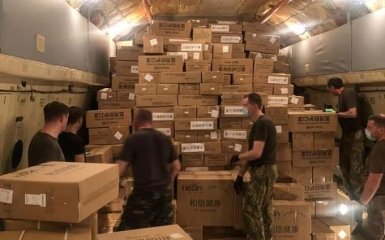Тести, маски, апарати ШВЛ: Китай нарешті відправив екстрену гуманітарну допомогу Україні