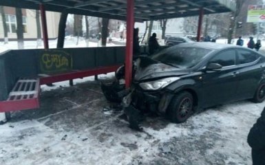 У Києві авто влетіло у зупинку: опубліковані фото