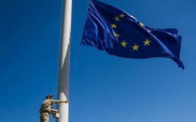 На Хортице в честь безвиза с Евросоюзом подняли флаг ЕС на самый высокий флагшток: появились фото и видео