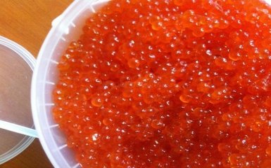 Черга за червоною ікрою в Москві розбурхала мережу: опубліковано відео