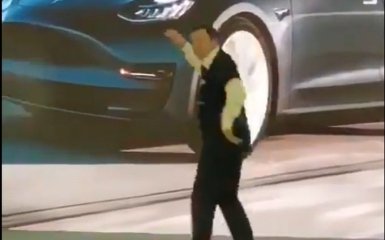 Илон Маск взорвал сеть зажигательным танцем: появилось зрелищное видео