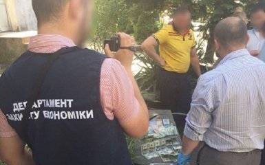 В Чопе трех чиновников горсовета поймали на взятке: появились фото