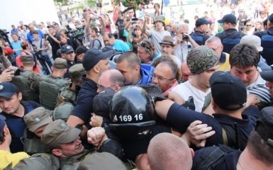 В Одессе активисты попытались прорваться в мэрию: появились фото и видео