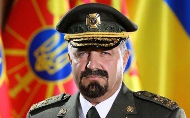 К такой форме нужны усы: соцсети взорвались фотожабами с министром обороны