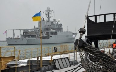 Військовий корабель НАТО прибув на допомогу Україні в порт Одеси: опубліковані фото