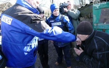 В Зайцево женщина целовала руку представителю ОБСЕ: опубликовано фото