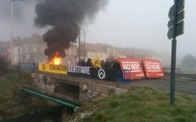 Французские националисты на митинге против мигрантов палят шины: появились видео и фото