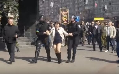 Вместе с людьми в камуфляже в центре Киева задержали активистку: появилось видео