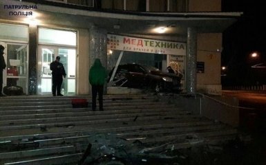 В Одессе Mercedes въехал магазин, уходя от погони: опубликовано фото