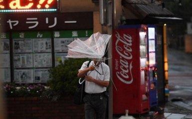 До Японії наближається потужний тайфун Тапа: скасовано сотні авіарейсів