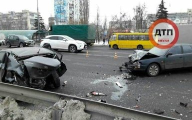 В жутком ДТП в Киеве машины смяло, как бумажные: появились фото
