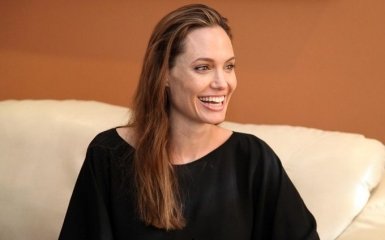 Анджелина Джоли ткнула Сальму Хайек лицом в торт — смешное видео