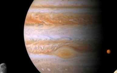 Всплывающие облака и мощный ураган: NASA показало новое зрелищное фото с Юпитера