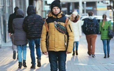 Кияни викрили юного продавця листівок у метро Льва Толстого