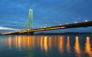 Мост в Киеве засыпало яблоками: опубликованы фото