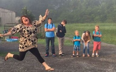 Как родители по всему миру празднуют возвращение детей в школу: веселые фото