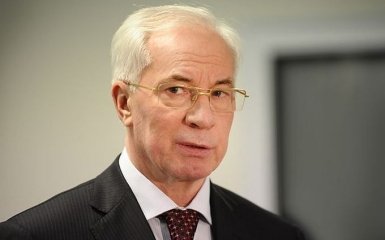 Азаров насмешил соцсети своей книгой о Майдане: появилось фото