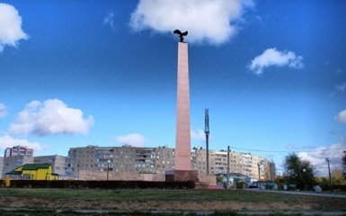 Соцсети насмешил символичный инцидент с памятником в России: опубликовано фото