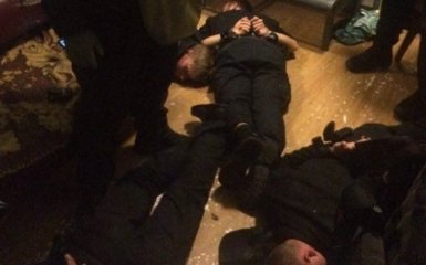 Суд виніс рішення у справі поліцейських, які грабували людей на вокзалі в Києві