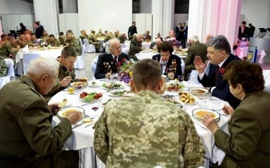 Порошенко объединил ветеранов Красной армии и УПА: опубликовано видео