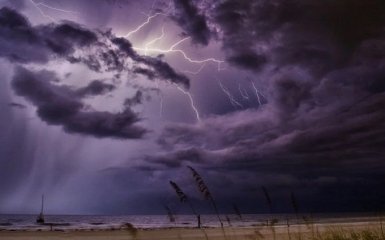 Україну накриють грози та шквали — до чого готуватися