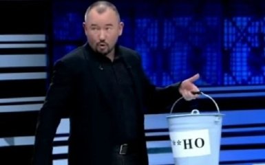 Ведучий російського пропагандистського телеканалу з'явився в прямому ефірі з відром л*йна