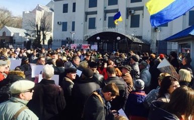 Біля посольства Росії в Києві зібралася нова акція: опубліковані фото