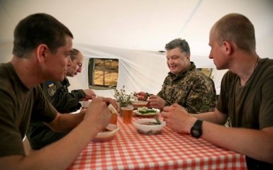 Порошенко похвастался, как ел борщ с Нацгвардией: появилось видео