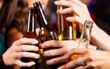 В Киеве неизвестные избивают людей, которые пьют спиртное на улице: появилось видео