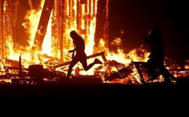 На невадском фестивале Burning Man умер мужчина, который забежал в пламя