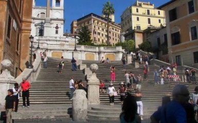 Власти Рима запретили сидеть на ступенях Испанской лестницы